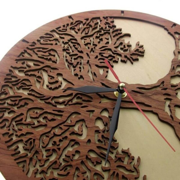 Horloge bois arbre et racines détails